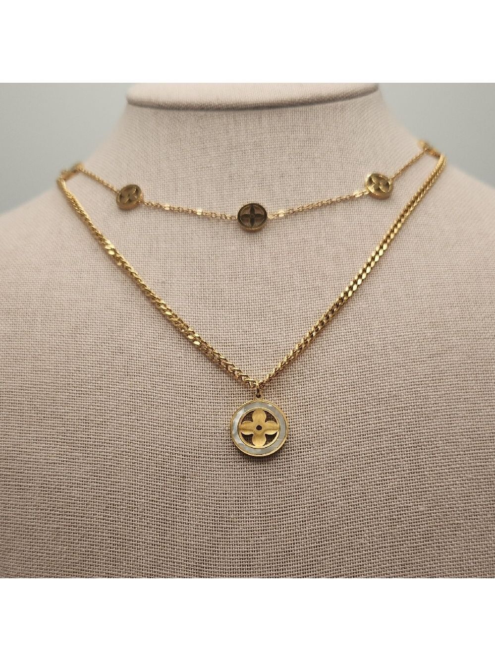 Elegant Gold Pendant Necklace